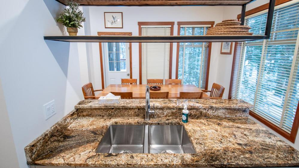 Snow Creek Lodge By Fernie Lodging Co מראה חיצוני תמונה